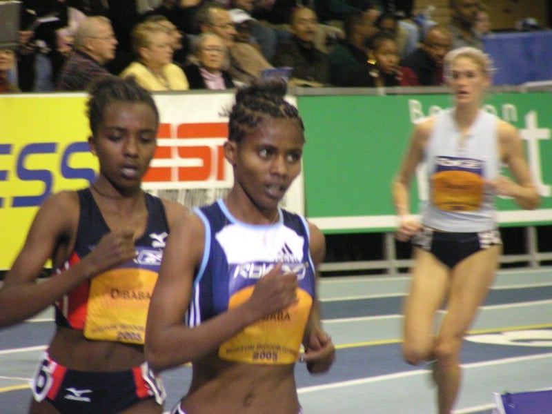 Ejegayehu Dibaba Leading Her Sister Tirunesh Dibaba Who Would Set a WR (14:32.93)