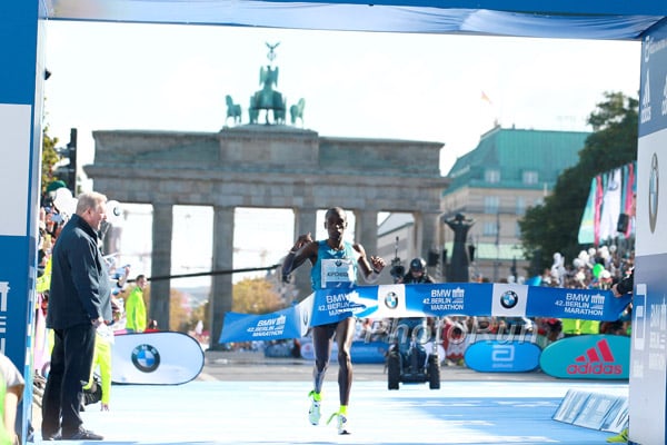 Eliud Kichoge Wins 2015 BMW Berlin Marathon (With His Insoles Falling Out)