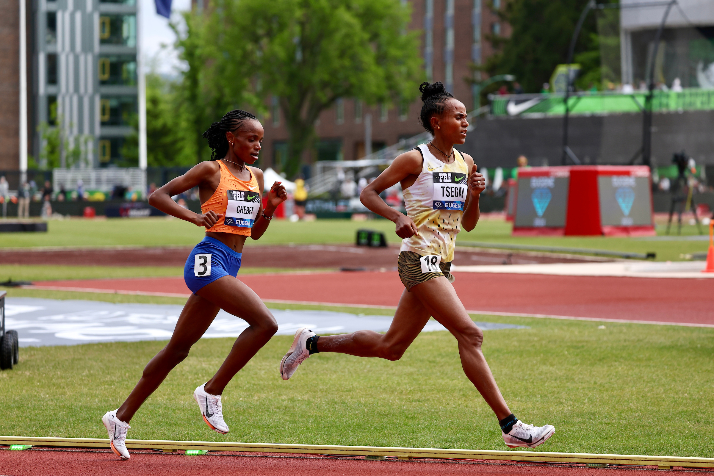 Gudaf Tsegay leads Beatrice Chebet in Prefontain 10,000m (Kevin Morris photo)